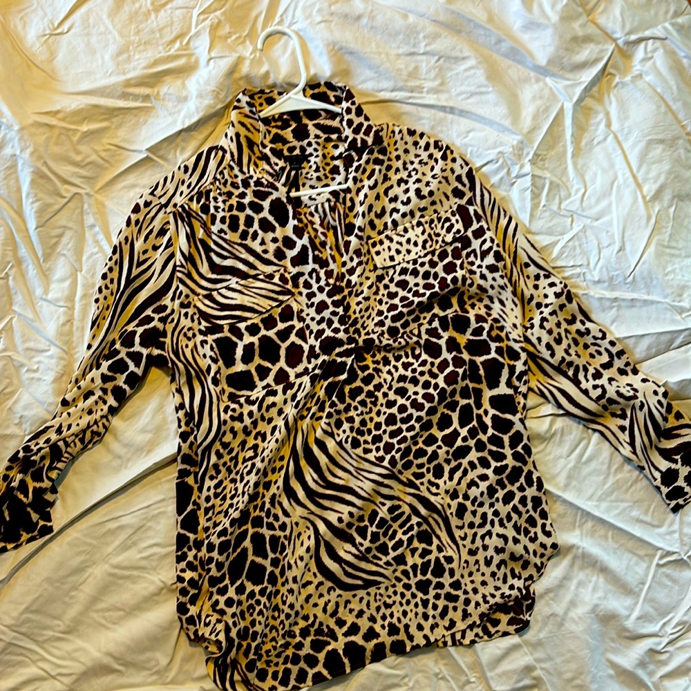 Women AT ling sleeve, 2 front pockets, brown, and khaki Animal print